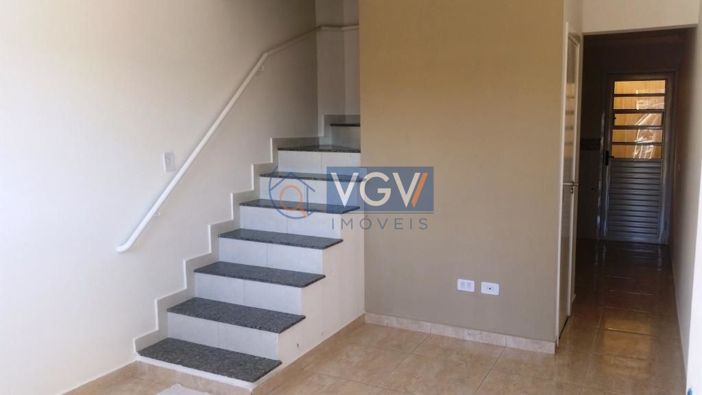 Casa à venda com 2 quartos, 70m² - Foto 2