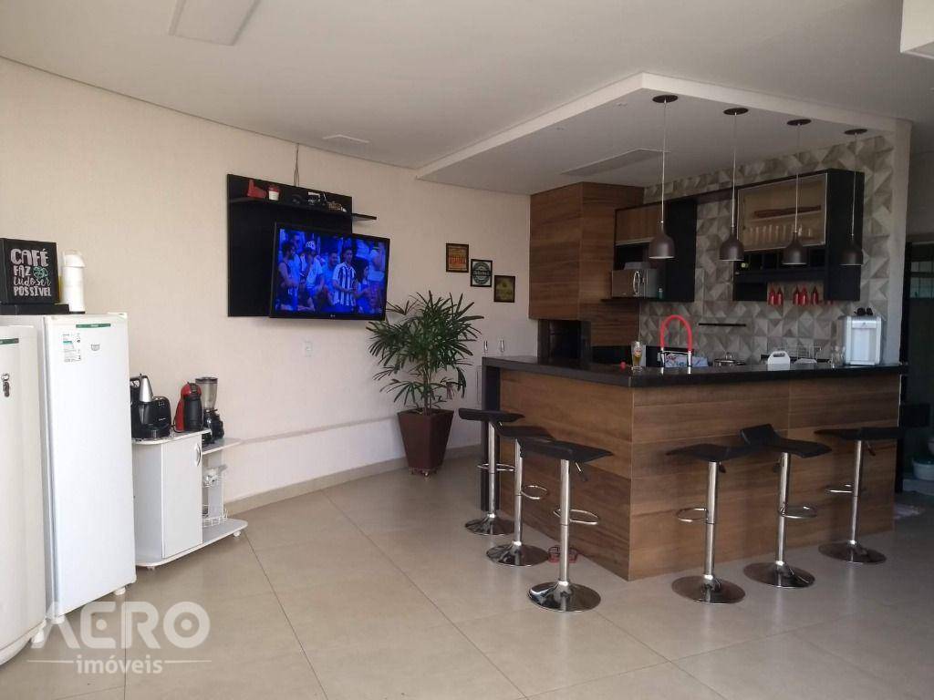 Casa à venda com 4 quartos, 210m² - Foto 1