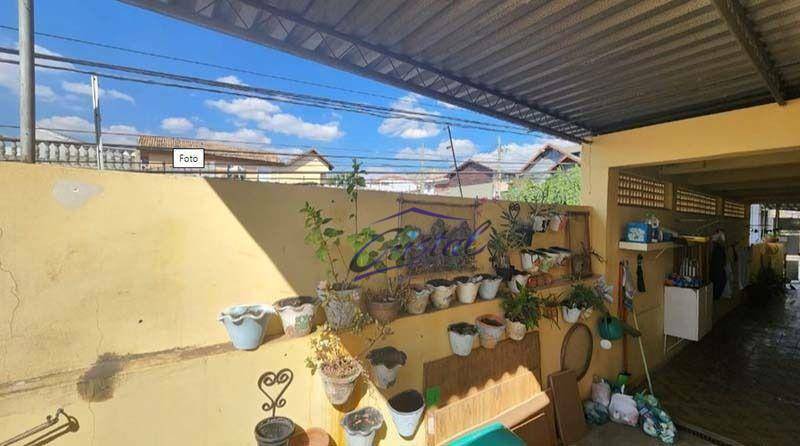 Casa à venda com 5 quartos, 200m² - Foto 1