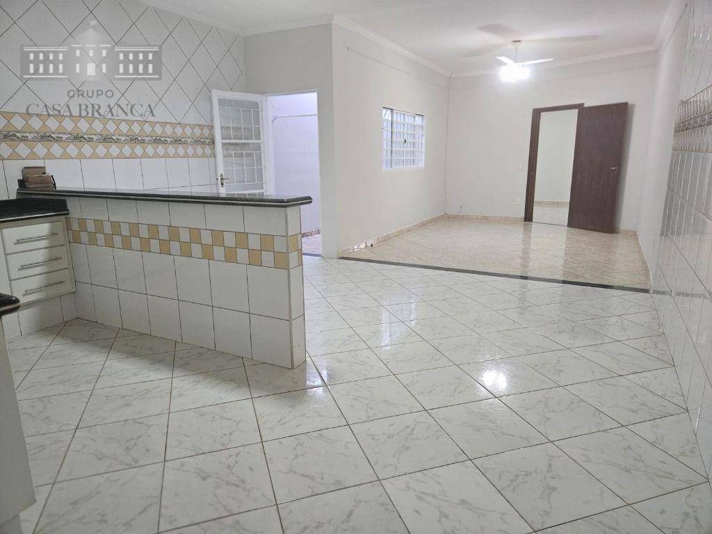 Casa à venda e aluguel com 3 quartos, 200m² - Foto 9