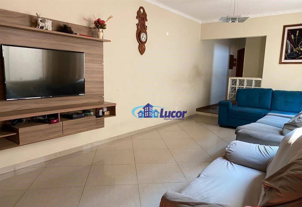 Sobrado à venda com 5 quartos, 182m² - Foto 2