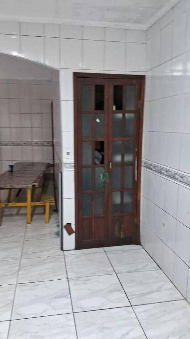 Sobrado à venda com 2 quartos, 250m² - Foto 4