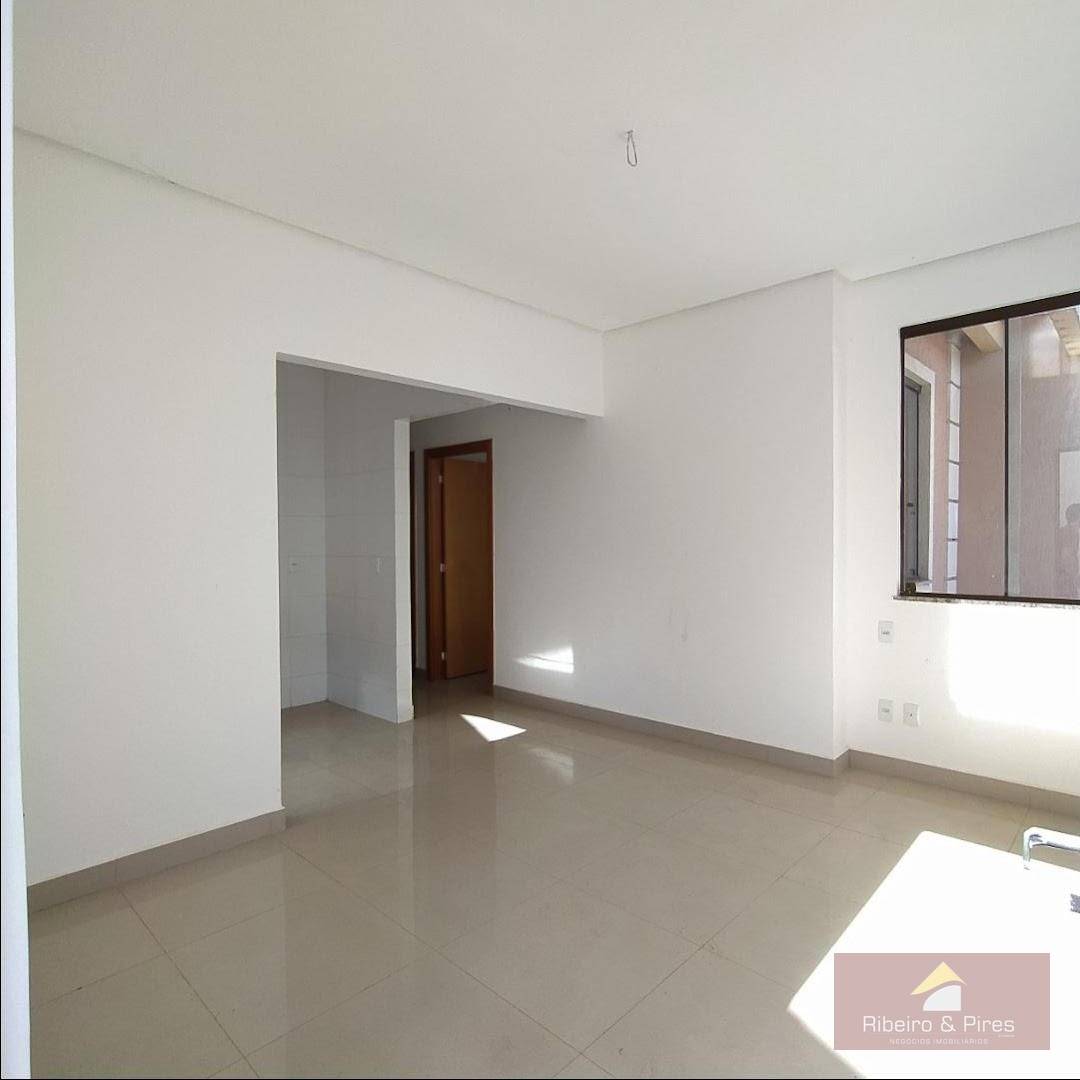 Casa à venda com 3 quartos, 64m² - Foto 2