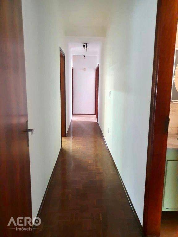 Casa à venda com 6 quartos, 218m² - Foto 26