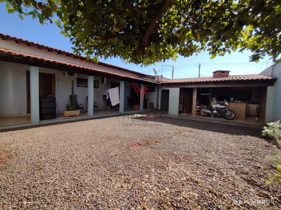 Casa à venda com 3 quartos, 207m² - Foto 1