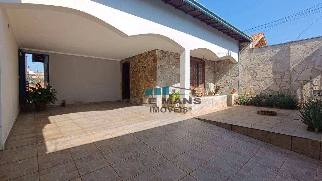 Casa à venda com 3 quartos, 247m² - Foto 1