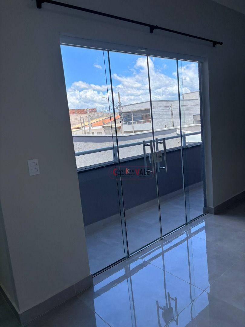 Sobrado à venda com 4 quartos, 225m² - Foto 1