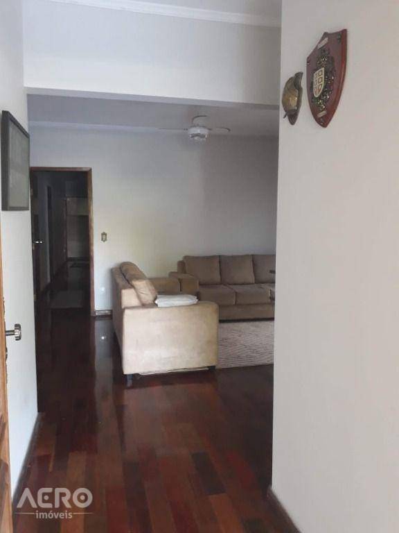 Casa para alugar com 4 quartos, 300m² - Foto 12