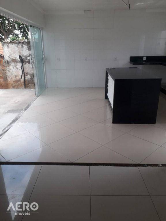 Casa à venda com 4 quartos, 220m² - Foto 4