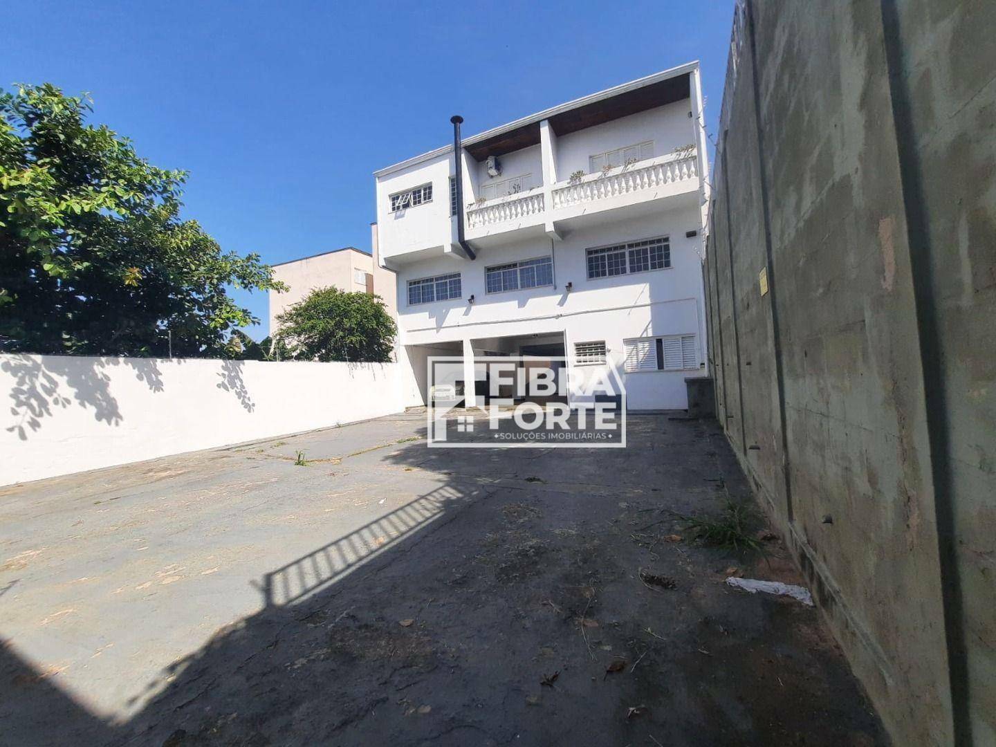 Casa para alugar com 5 quartos, 420m² - Foto 2