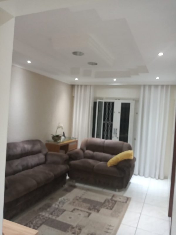 Casa à venda com 3 quartos, 132m² - Foto 1