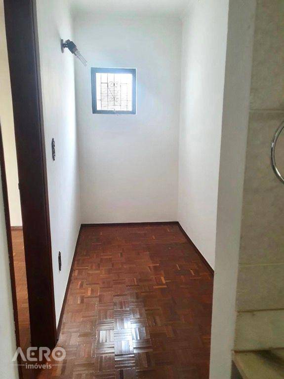 Casa à venda com 6 quartos, 218m² - Foto 18