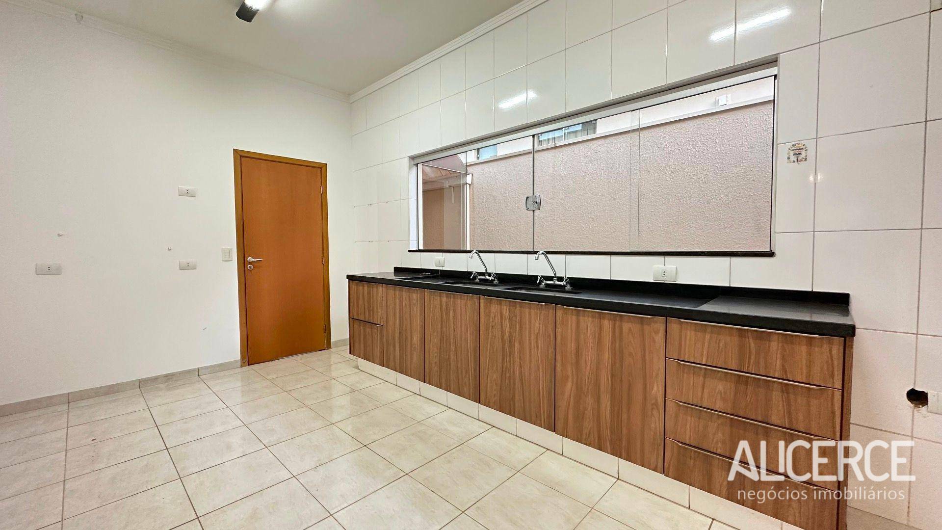 Casa de Condomínio à venda com 3 quartos, 216m² - Foto 4