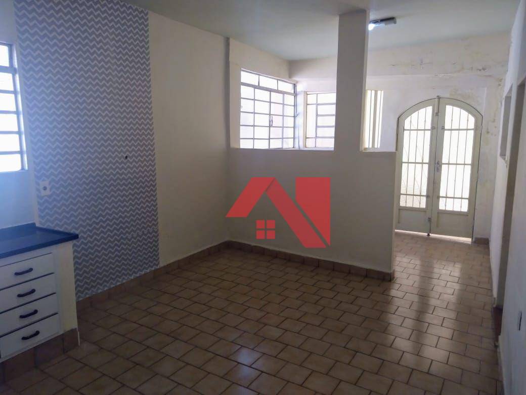 Casa para alugar com 6 quartos, 350m² - Foto 3