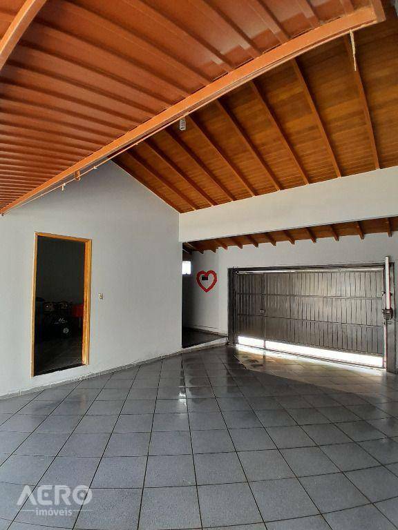 Casa à venda com 3 quartos, 175m² - Foto 1