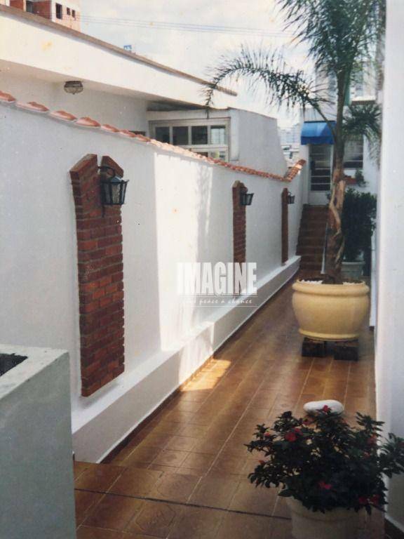 Casa à venda com 2 quartos, 200m² - Foto 1