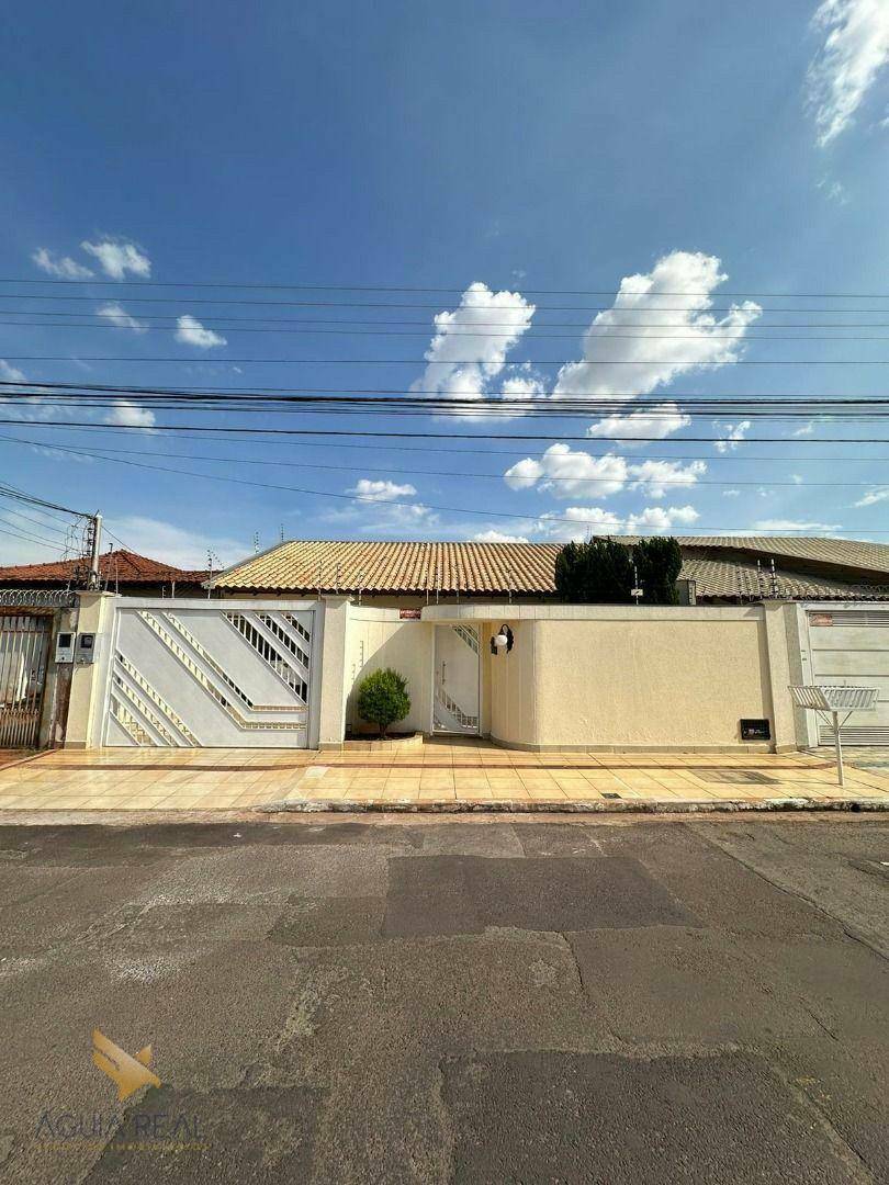 Casa à venda com 4 quartos, 258m² - Foto 1