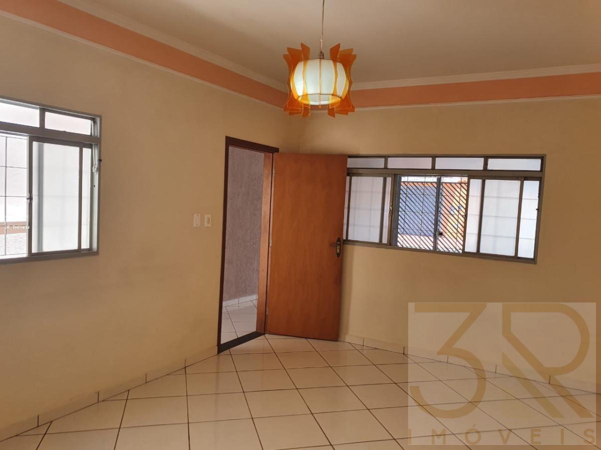 Casa à venda com 3 quartos, 149m² - Foto 1