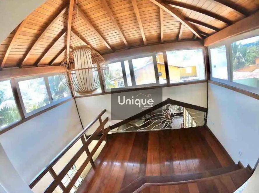 Casa à venda com 4 quartos, 250m² - Foto 2