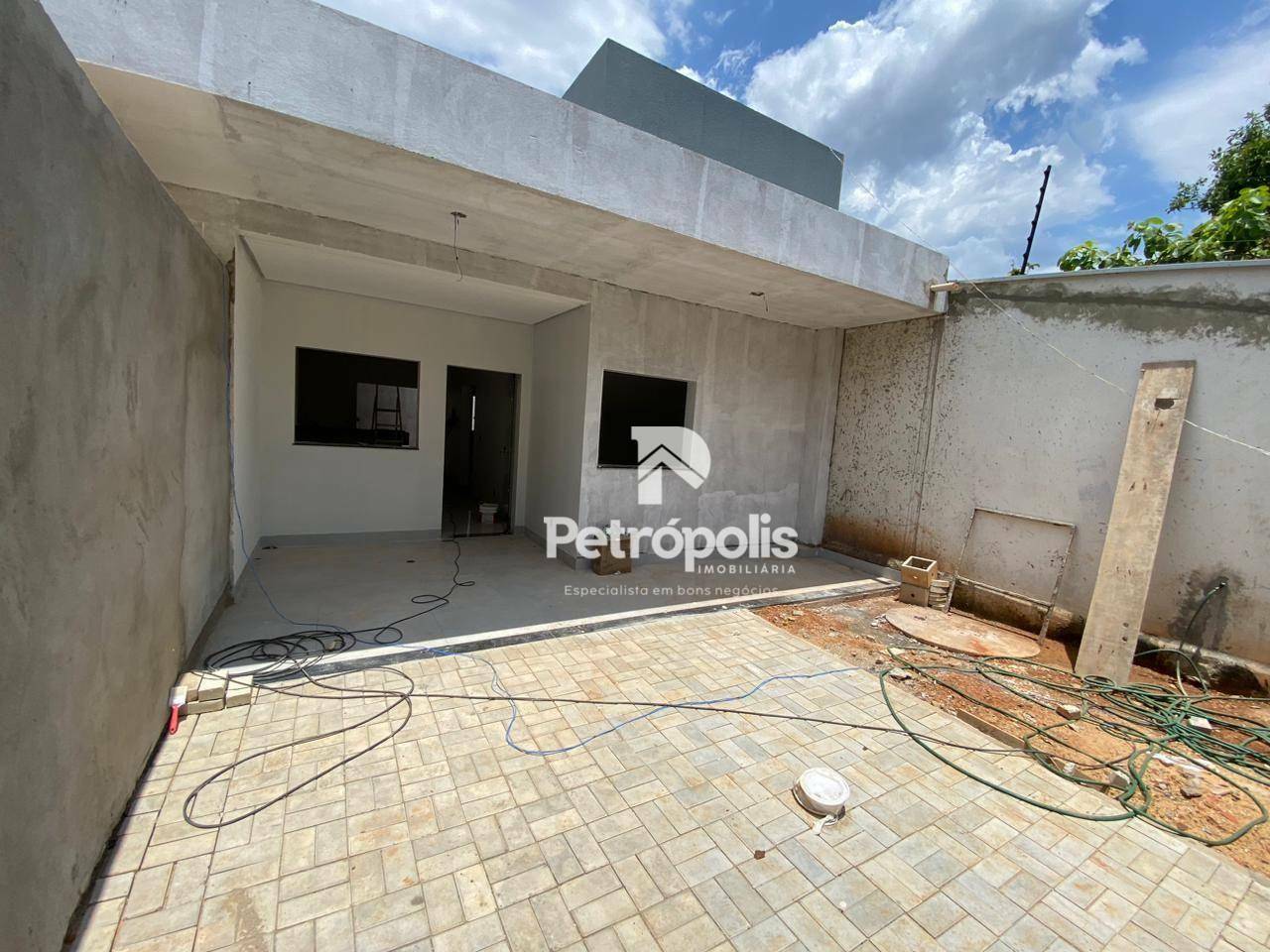 Casa à venda com 2 quartos, 68m² - Foto 1