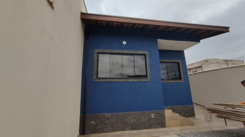 Casa à venda com 3 quartos, 178m² - Foto 2