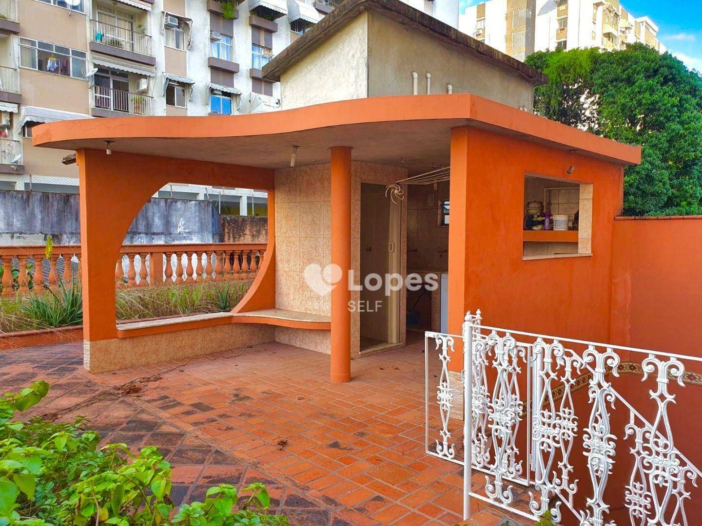 Casa à venda com 4 quartos, 225m² - Foto 2