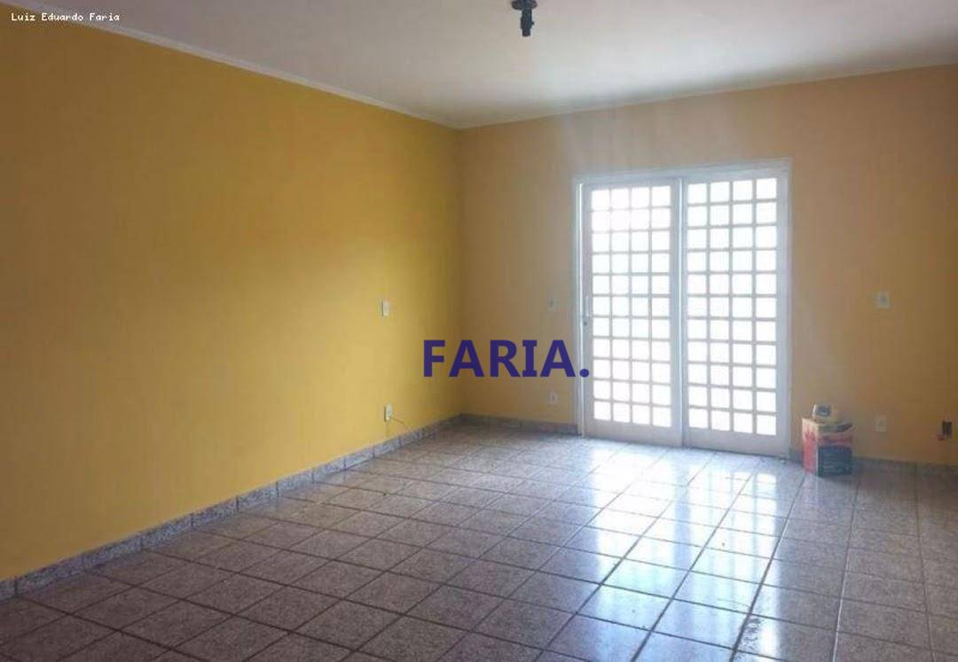 Casa à venda com 4 quartos, 144m² - Foto 2