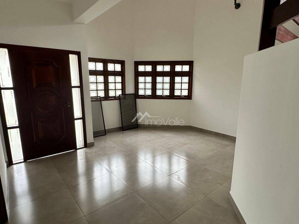 Casa de Condomínio para alugar com 4 quartos, 400m² - Foto 2