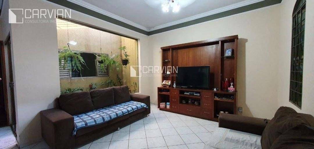 Casa à venda com 3 quartos, 180m² - Foto 1