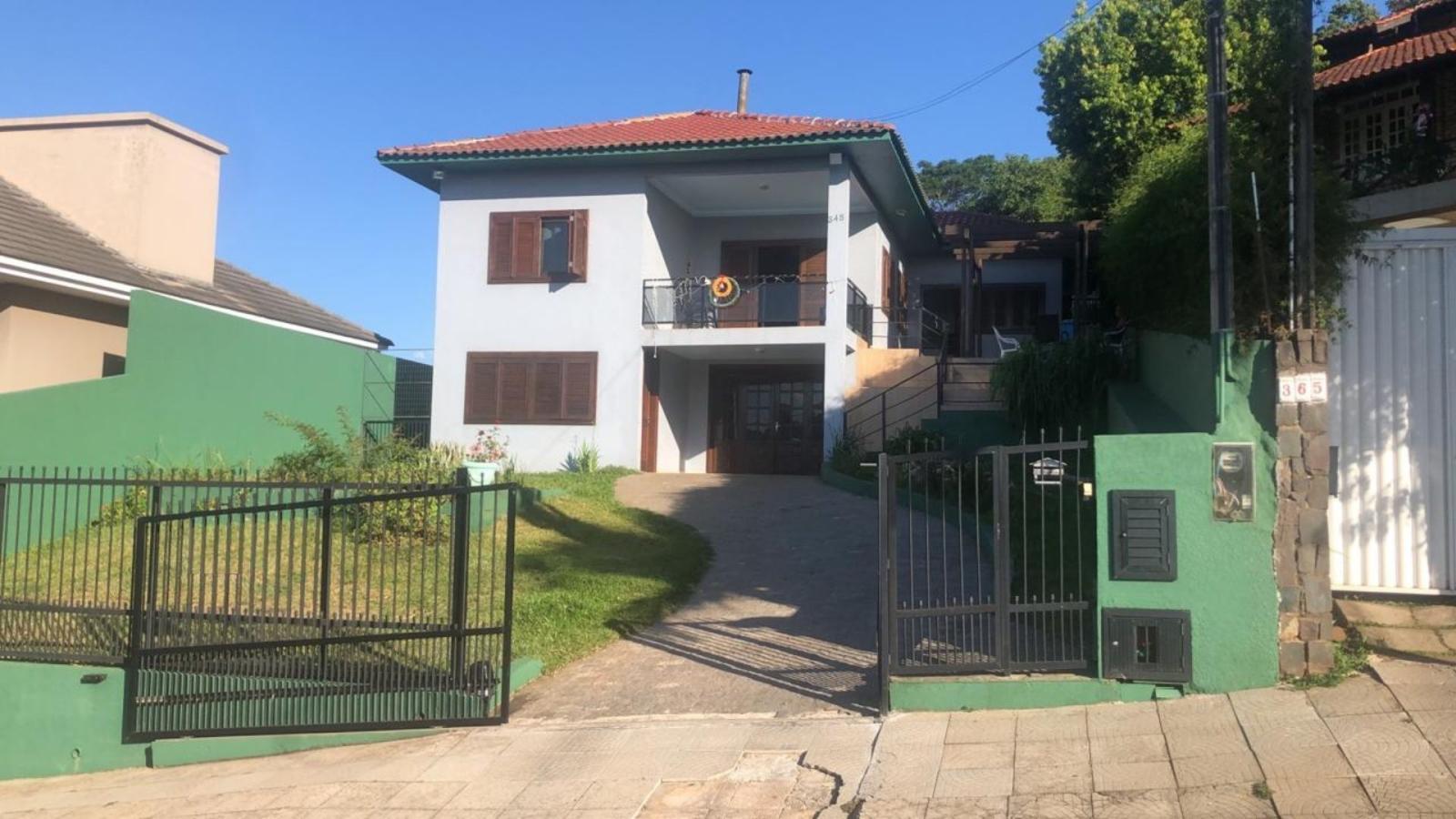 Casa à venda com 5 quartos, 200m² - Foto 1