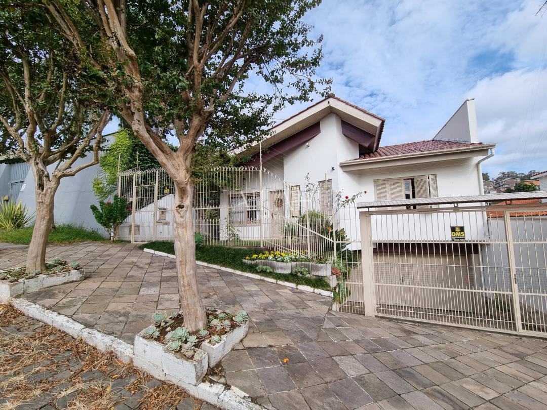 Casa à venda com 4 quartos, 216m² - Foto 1