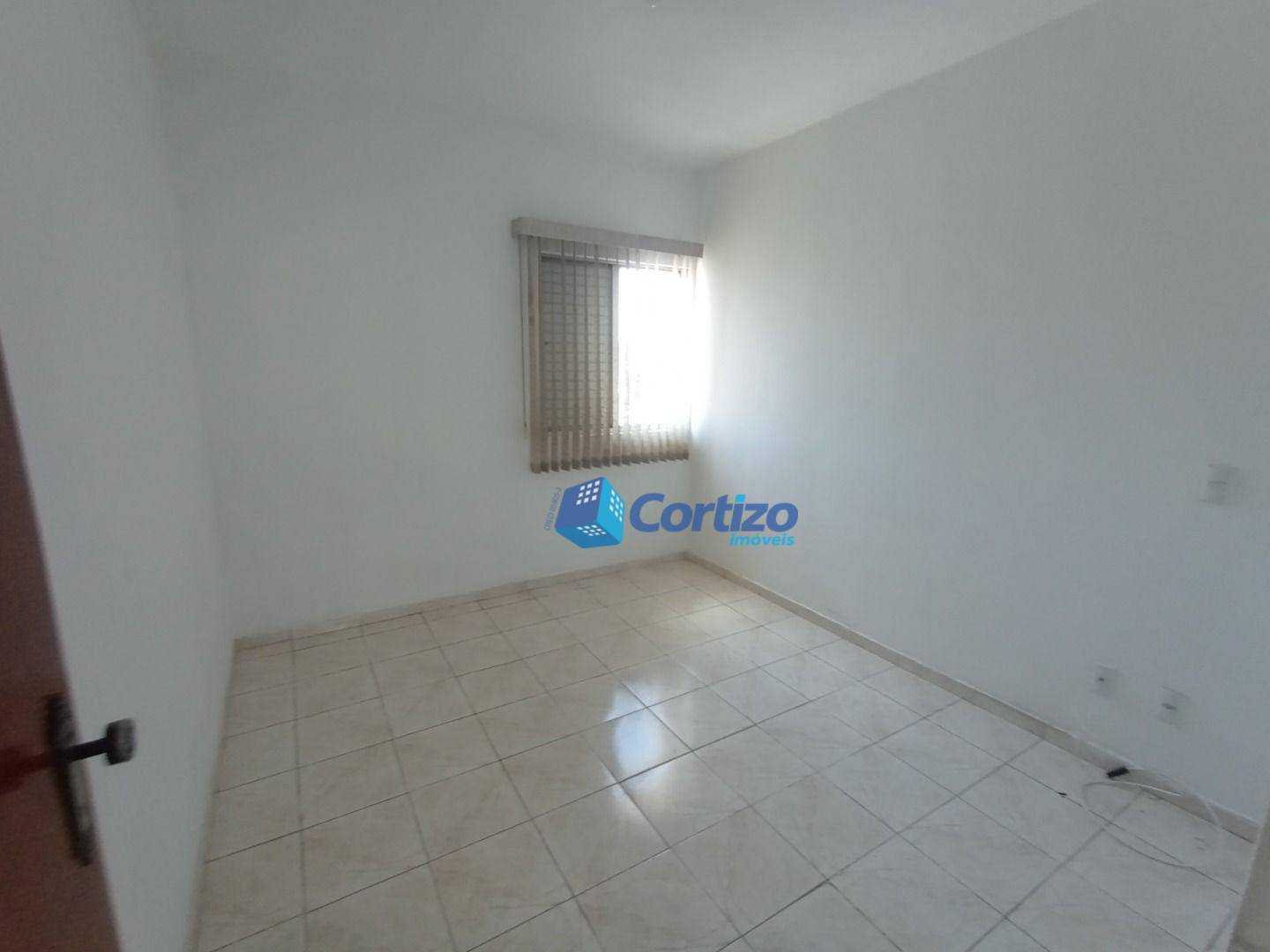 Apartamento para alugar com 2 quartos, 65m² - Foto 12