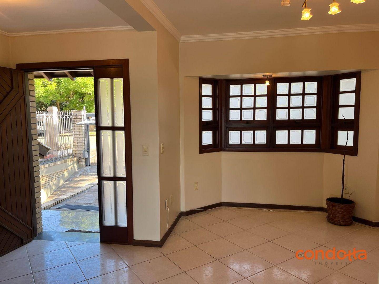 Casa para alugar com 4 quartos, 300m² - Foto 3
