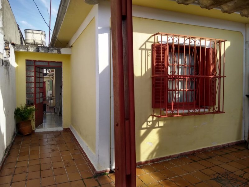 Casa à venda com 2 quartos, 80m² - Foto 1