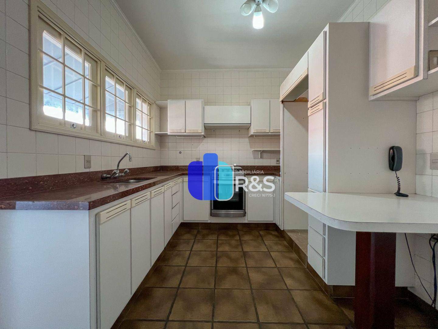 Casa para alugar com 3 quartos, 230m² - Foto 12
