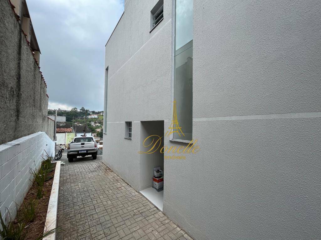 Casa à venda com 2 quartos, 72m² - Foto 1