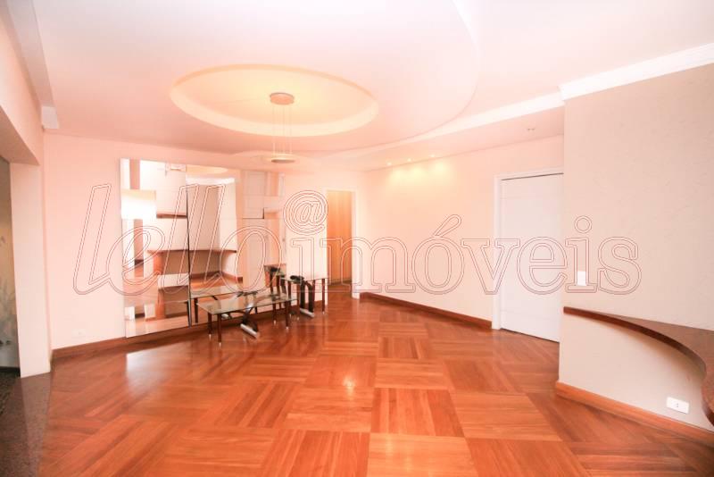 Apartamento para alugar com 4 quartos, 240m² - Foto 2