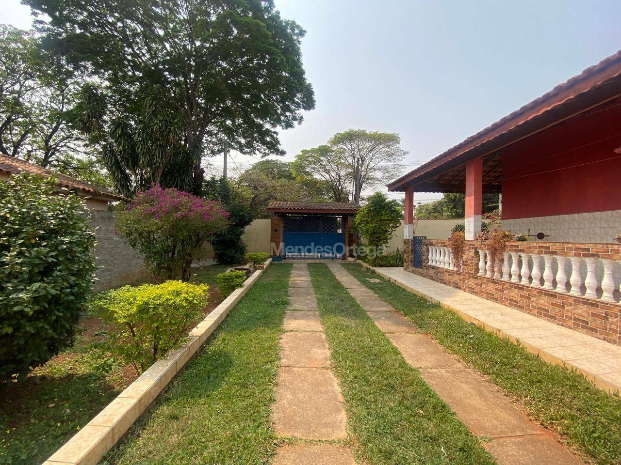 Chácara à venda com 3 quartos, 258m² - Foto 1