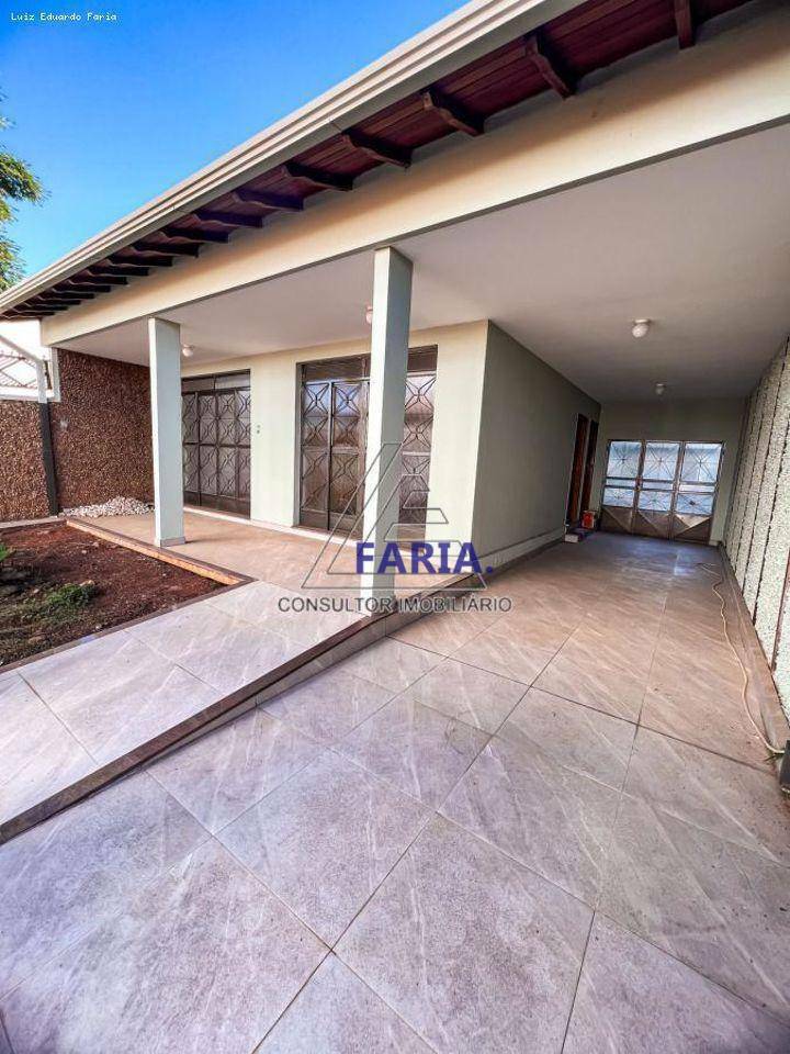 Casa à venda com 4 quartos, 250m² - Foto 1