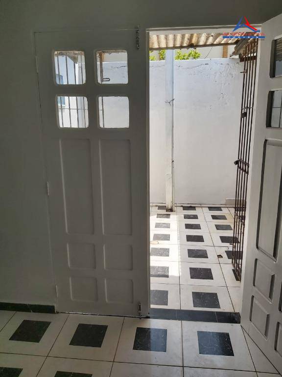 Casa à venda com 2 quartos, 96m² - Foto 2