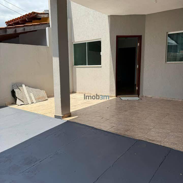 Casa à venda com 2 quartos, 72m² - Foto 1