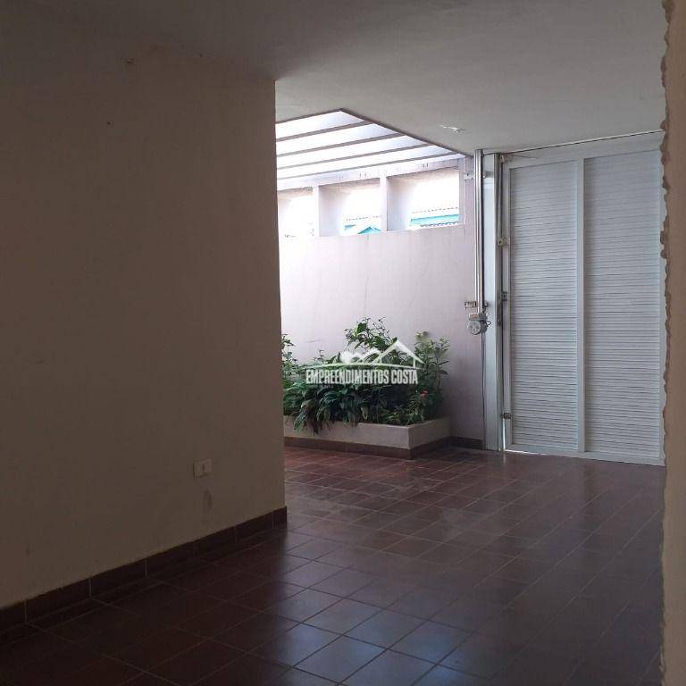 Casa à venda com 4 quartos, 246m² - Foto 2