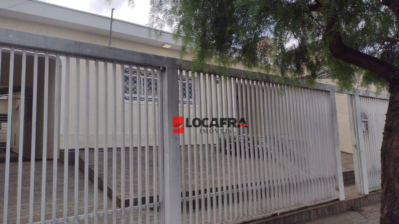 Casa para alugar com 4 quartos, 300m² - Foto 1