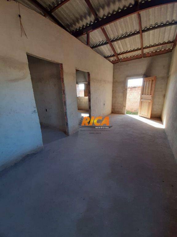 Casa à venda com 3 quartos, 96m² - Foto 1