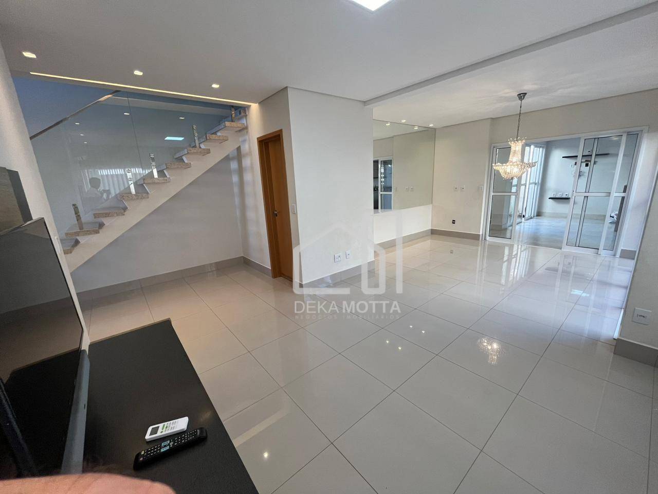 Casa de Condomínio à venda com 3 quartos, 189m² - Foto 2