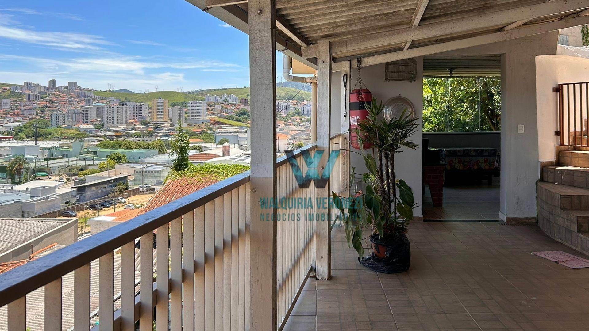 Casa à venda com 2 quartos, 120m² - Foto 1