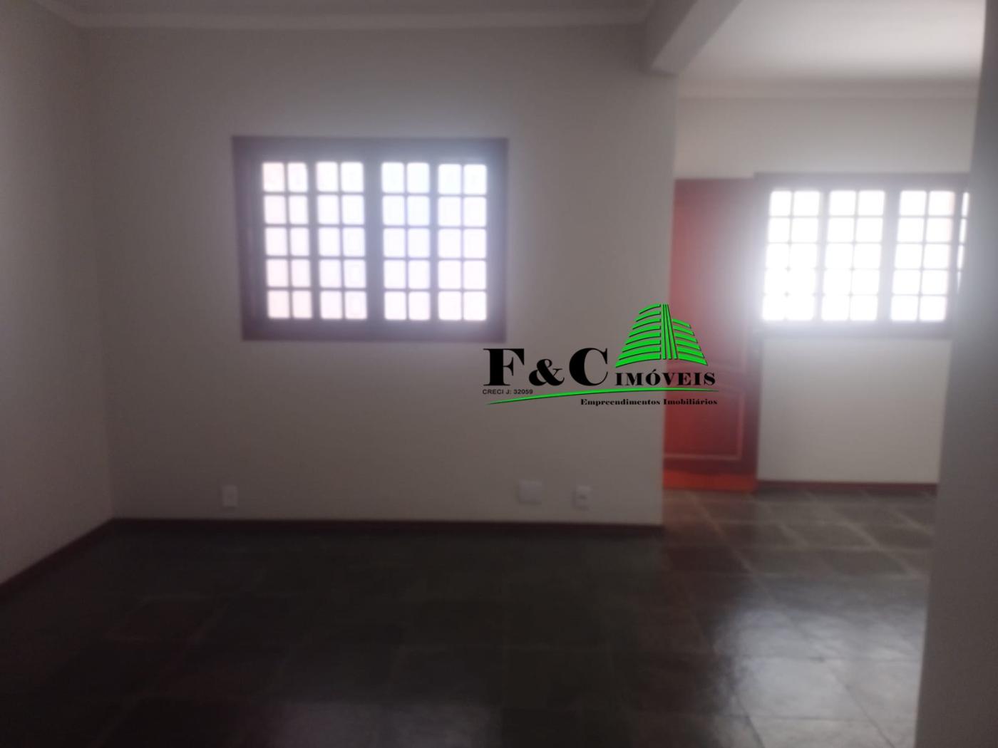 Casa à venda com 3 quartos, 250m² - Foto 2