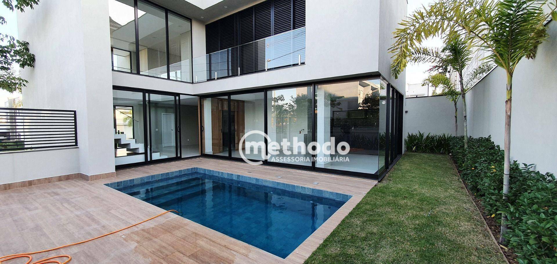 Casa de Condomínio à venda com 3 quartos, 310m² - Foto 1