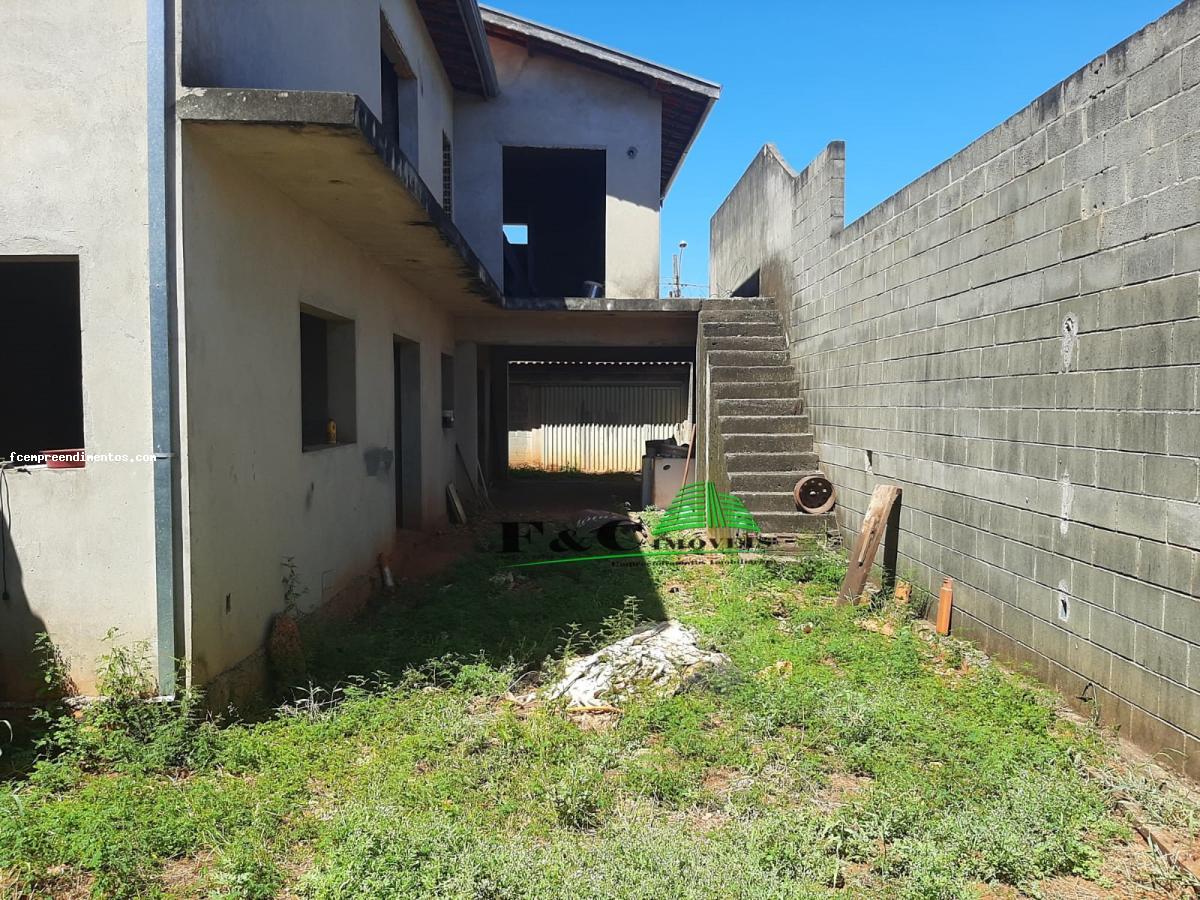 Sobrado à venda com 3 quartos, 238m² - Foto 1