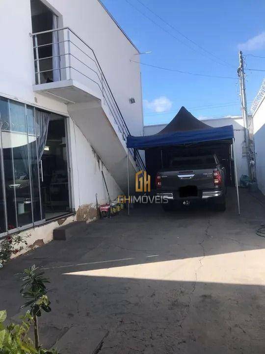 Casa à venda com 4 quartos, 300m² - Foto 1